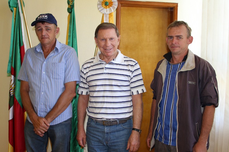 PREFEITO RECEBE VISITA DE PRODUTORES